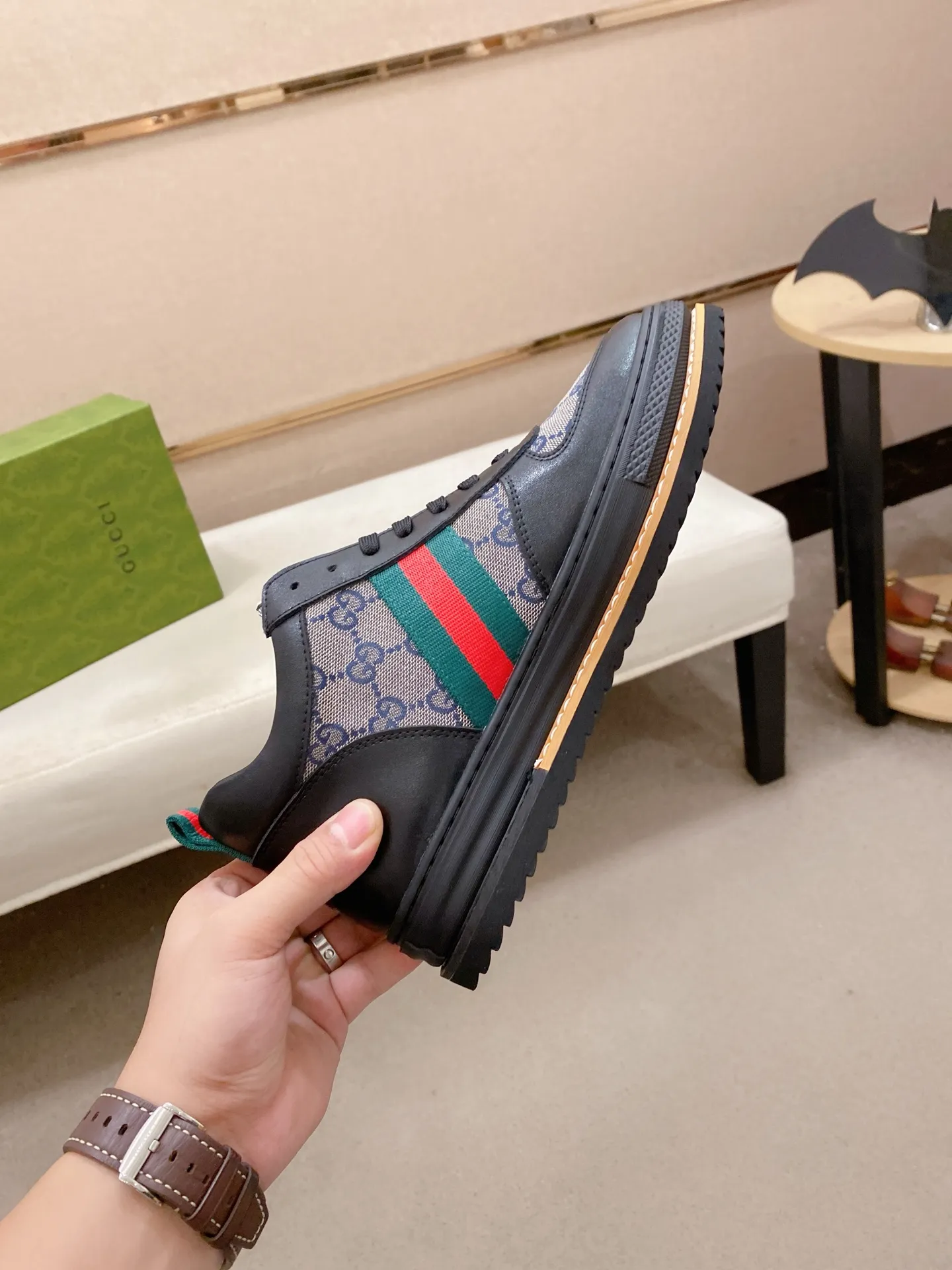 Men's shoes 💰 440 💰 High-quality new high-top GUCCI counters are on the market at the same time. The new men's shoes, 😘fabrics are selected imported cowhide, lining: sheepskin lining. 👍🏿 High-end ☄️ air-cushion molded anti-slip rubber outsole, exquisite lines, simple and elegant, comfortable and high-end for leisure travel. Code number: 38 to 44 (45 can be customized and cannot be returned or exchanged)
